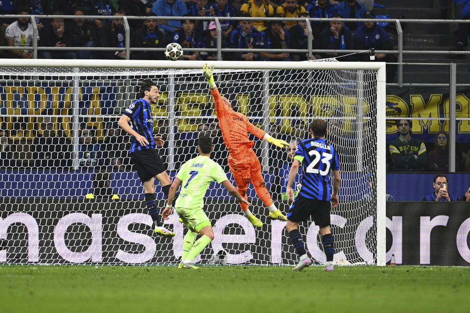 米兰AC俱乐部遭遇客场惨败，巴塞罗那队取得胜利