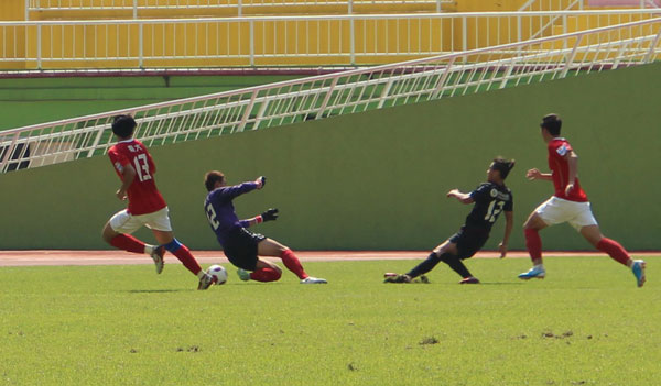 运动员实力尽显,场上角逐如火如荼 运动员实力尽显,场上角逐如火如荼