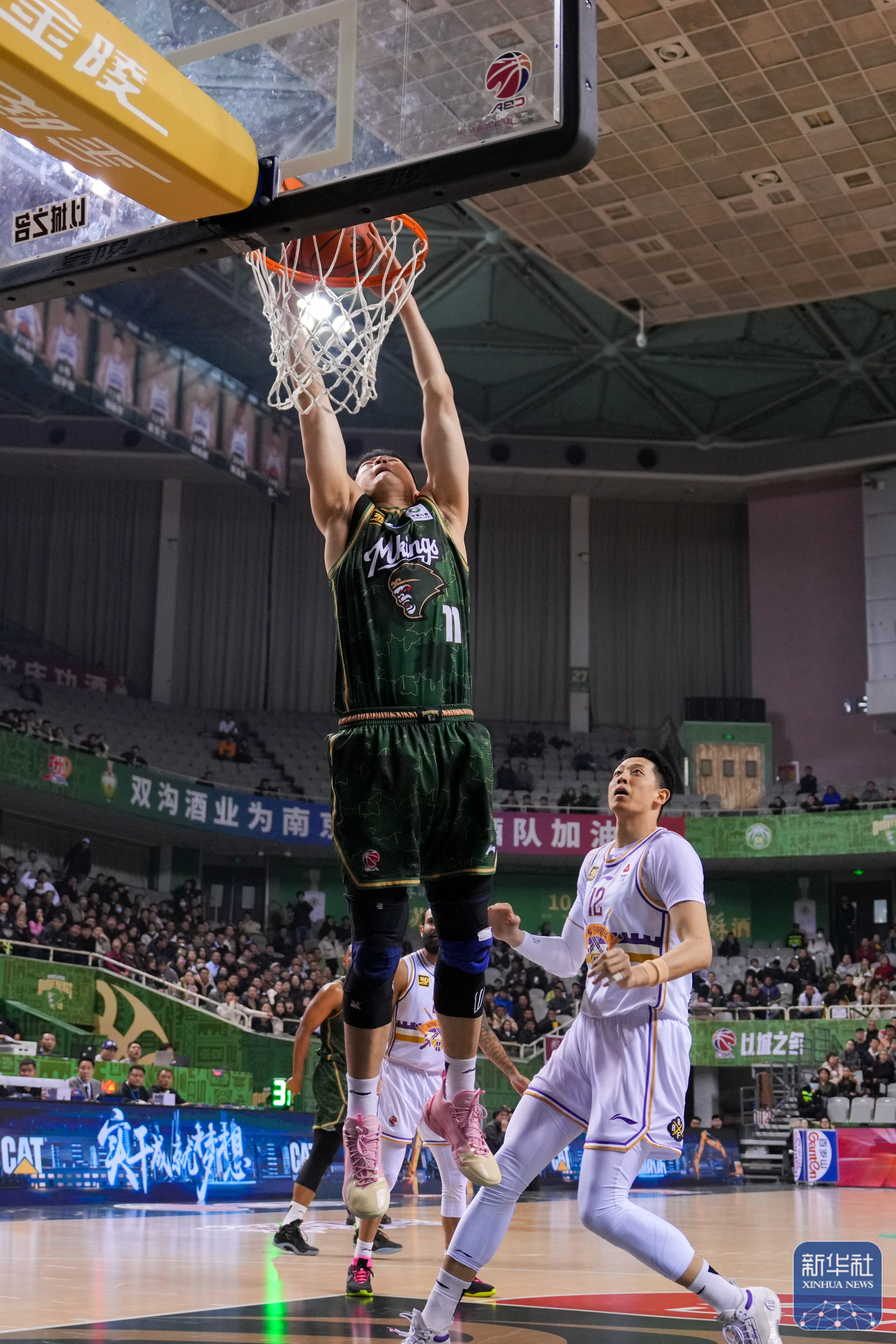 球场上两队展开激烈争夺胜负难分 球场上两队展开激烈争夺胜负难分