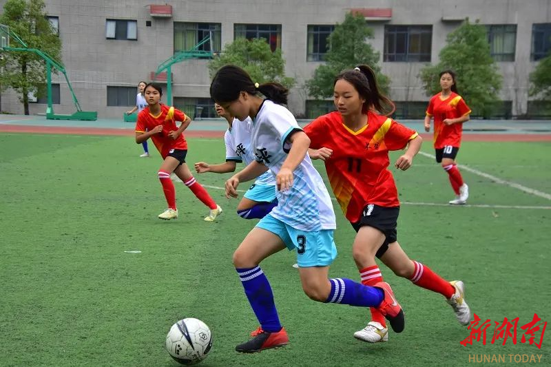 国际足球大赛:女队员技艺精湛 国际足球大赛:女队员技艺精湛