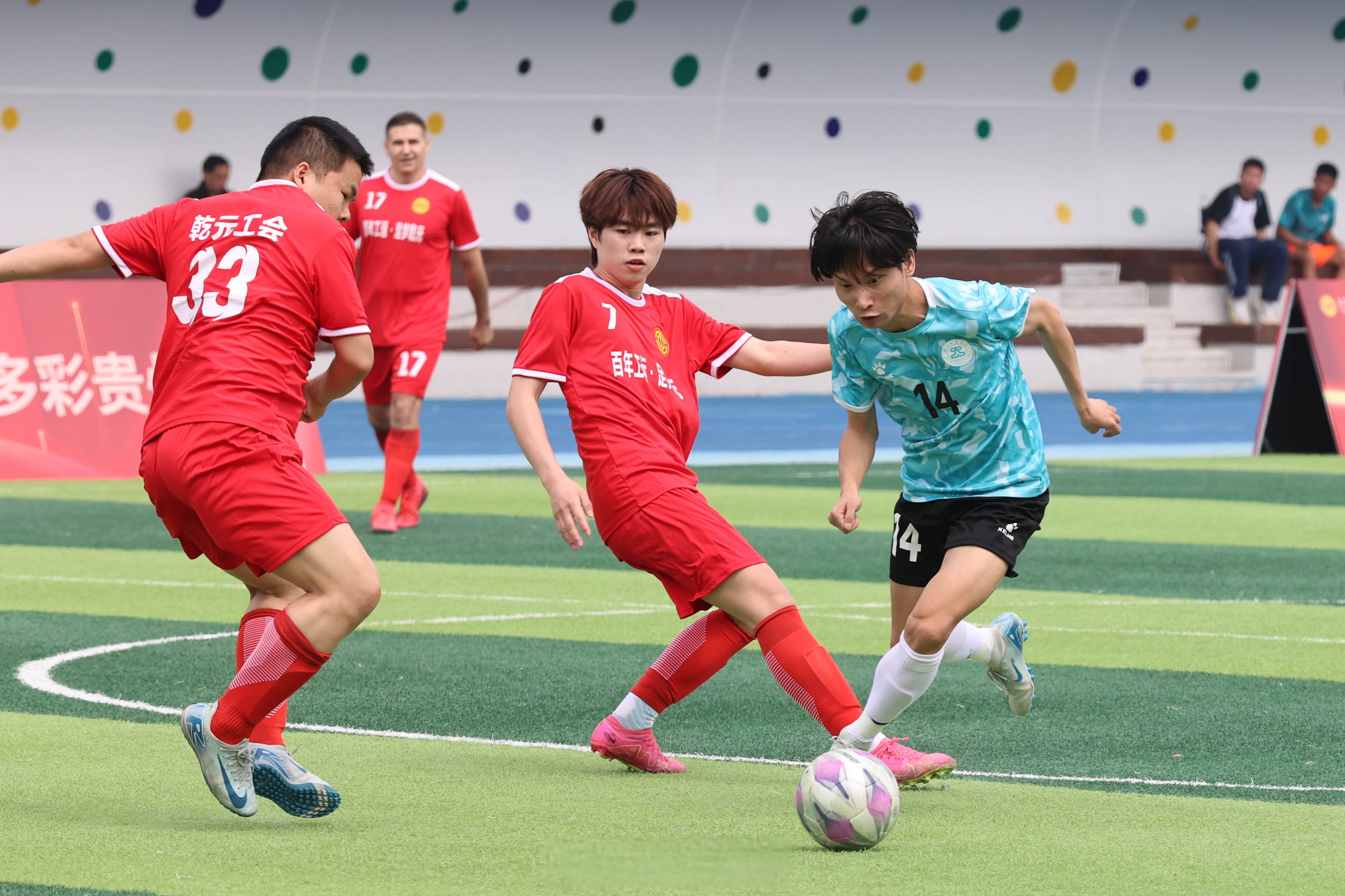 包含球员风采赛场璀璨，亚洲精英之战唤醒足球激情的词条